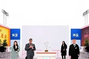 《白炽灯下》灯光署名错位事件的图文封面